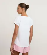 Remera deportiva Get Over de microfibra texturizada color rojo, con mangas cortas, cuello redondo y corte holgado.