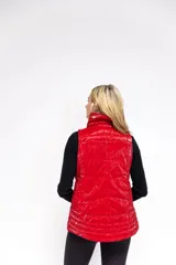 Chaleco acolchado color rojo brillante con cierre frontal y cuello alto.