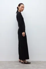 Pantalón culotte color negro, de corte ancho y largo hasta el tobillo.