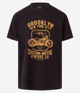Remera negra de algodón con cuello redondo y mangas cortas. Estampa frontal con diseño de moto y texto "Brooklyn New York City 1976 Custom Motor Vintage Co.".