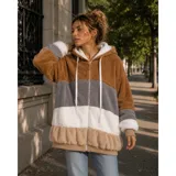 Campera peluda de mujer marca United Uy, con capucha y cierre frontal de cremallera. Presenta diseño de rayas horizontales en bloques de colores blanco, gris, beige y negro, con textura de piel sintética y puños elásticos.