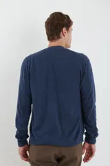 Cardigan de punto con escote en V, cierre frontal con botones y mangas largas. Presenta un diseño clásico con acabado suave al tacto.