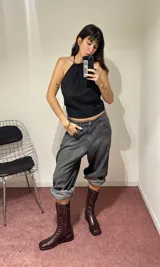 Bota de cuero negra, de caña media, punta cuadrada y taco bajo forrado.