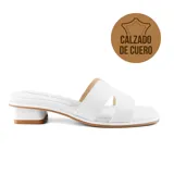 Sandalias blancas de cuero con taco bajo color madera.