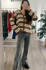 Saco tejido a rayas horizontales marrones, beige y negras, con cuello en V y cierre frontal con botones.