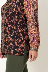 Camisa estampada de manga larga con tajos a los costados y combinación de estampados en cuerpo y mangas.