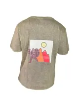 Remera blanca de algodón con cuello redondo y mangas cortas. Estampado pequeño en el pecho de un hombre haciendo una pose.