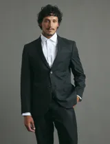 Traje de corte slim fit compuesto por saco de dos botones con silueta definida y solapas clásicas.