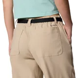 Pantalón de senderismo color beige, de corte recto y holgado. Cuenta con cintura elástica parcial, cinturón integrado ajustable y bolsillos laterales amplios. Presenta el logo de la marca bordado en la pierna izquierda.