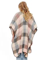 Ruana de tejido soft, marca Barrington, con diseño a cuadros grandes en tonos mostaza, gris oscuro y blanco. Presenta terminación en zig zag con lana en los bordes.