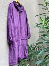 Vestido corto de terciopelo color violeta, con capucha, cordón ajustable, mangas largas abullonadas y bolsillo tipo canguro.