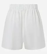 Short runner de viscolino, con cintura elástica, botón decorativo y bolsillos laterales. Presenta un corte evasé holgado con bajo redondeado.