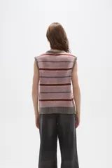 Chaleco de punto con escote en V y cierre frontal con botones. Presenta un diseño a rayas horizontales en tonos rosados, marrones y beige, con terminaciones acanaladas en el cuello, sisas y ruedo.