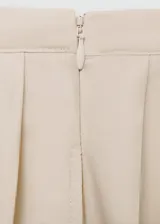 Falda midi de corte evasé confeccionada en algodón, con diseño de tablas y cierre lateral invisible.