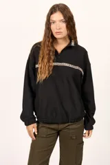Buzo canguro Billabong color negro de manga larga, con cuello mao y diseño holgado. Cuenta con el logotipo de la marca estampado en la espalda.