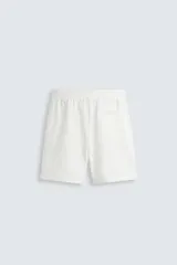 Bermuda de algodón gris con efecto lavado, corte relajado, cintura elástica ajustable con cordón y bolsillos laterales y trasero de vivo.