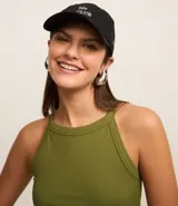 Blusa tipo crop top color verde oliva, confeccionada en tejido rib acanalado, con cuello halter y diseño sin mangas.