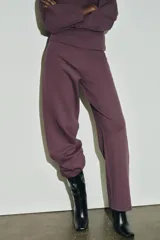 Pantalón de tiro alto con corte ancho y recto, confeccionado en tejido de punto elástico y flexible con cintura elástica.