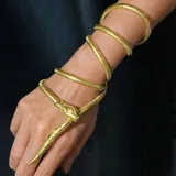 Collar flexible tipo serpiente de diseño envolvente, con acabado dorado y cabeza de serpiente detallada.