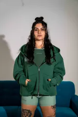 Campera tipo hoodie con cierre frontal completo, de corte boxy y diseño holgado. Presenta bolsillos frontales y logo estampado en el pecho.
