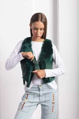 Chaleco de cuero color verde oscuro con paneles frontales de textura tipo piel, bolsillos delanteros con solapa y ajuste mediante lazo.