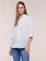 Camisa de calce holgado en género liviano con estampado a rayas verticales, cuello camisero clásico y abotonadura frontal. Cuenta con mangas largas regulables con presilla y botón para ajustar a tres cuartos, espalda con canesú y ruedo curvo.