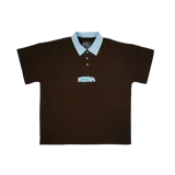 Remera con cuello tipo polo color marrón con cuello celeste, de tela de algodón grueso y estampado en serigrafía tipo puf tanto en pecho como en espalda.