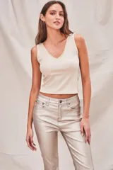 Top ajustado al cuerpo, color arena, de poliéster y elastano.