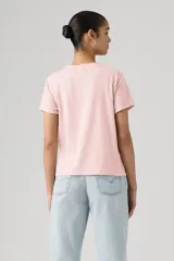 Remera Levi's de manga corta y cuello en V, en color rosado, con pequeño logo bordado en el pecho.