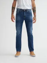 Jean azul de corte slim fit.