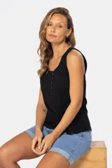 Musculosa negra con cuello redondo, cierre frontal parcial con botones y un pequeño bolsillo en el pecho.