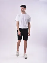 Bermuda de corte clásico color negro, con cintura elástica y cordón ajustable, bolsillos laterales y diseño minimalista.