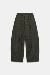 Pantalón de tiro medio con estampa a cuadros vichy en tonos verde oscuro y beige, cintura elástica y diseño amplio con pinzas y tiras colgantes del mismo tejido.