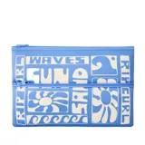Cartuchera o neceser de tela color celeste con estampado gráfico en blanco que incluye las palabras "WAVES", "FUN", "RIP CURL" y motivos de olas, flores y sol. Posee dos compartimentos con cierre de cremallera.