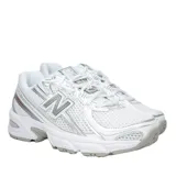 Championes urbanos New Balance modelo 740, color blanco con detalles plateados. Confeccionados en malla técnica y materiales sintéticos, presentan el logo N característico en los laterales y entresuela con tecnología ABZORB para mayor amortiguación.