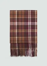 Bufanda rectangular con diseño de cuadros en tonos marrones, bordó y crema, con terminación de flecos en los extremos.