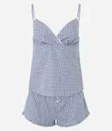 Pijama short doll de dos piezas confeccionado en algodón, con estampa de cuadros vichy en tonos azul y blanco. La musculosa presenta breteles finos, escote corazón con delicado encaje blanco y silueta fluida. El short cuenta con cintura elástica, pequeño moño frontal y terminación ondulada en el ruedo.