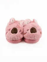 Pantuflas de peluche color rosado con diseño de koala, orejas sobresalientes y suela de goma al tono.