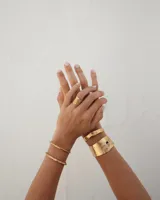 Anillo ancho de alpaca con textura irregular.