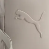 Bandolera Puma Buzz de color negro, diseñada con un compartimento principal con cierre, asa de mano superior y correa ajustable para el hombro. Presenta el logotipo de la marca en relieve en la parte frontal.