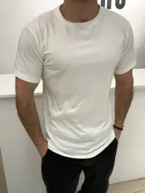 Remera básica off white de manga corta y cuello redondo, confeccionada en 100% algodón.