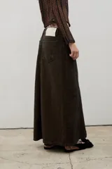 Falda larga de denim en color marrón oscuro, de corte recto con costuras verticales decorativas y tajo frontal central.