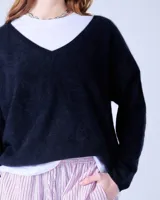 Suéter de cashmere cepillada con cuello en V, corte oversize, mangas largas y acabados acanalados.