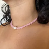 Collar de cuentas de vidrio de colores con detalles de cristal transparente checo y perlas de río naturales.