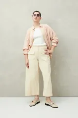 Pantalón wide leg color crema de algodón con bolsillos delanteros con solapa.