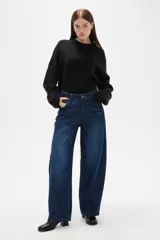 Pantalon de jean estilo barrel con tiro medio, de corte amplio y holgado en las piernas.