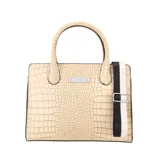 Cartera de mano tipo tote con textura efecto croco en color beige. Presenta doble asa superior, placa metálica decorativa en el frente y una correa larga ajustable y desmontable con diseño de franjas en blanco y negro.
