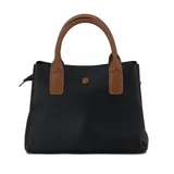 Cartera Darkness de cuero sintético color blanco con detalles en marrón. Tiene doble asa corta y correa larga desmontable.