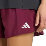 Short de running Adidas color bordó, de diseño ultraliviano con cintura elástica ancha y logo reflectivo en el lateral.