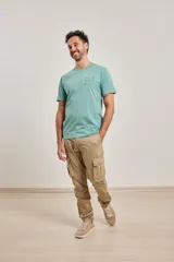 Remera verde con estampado en el pecho que dice "The Energy".